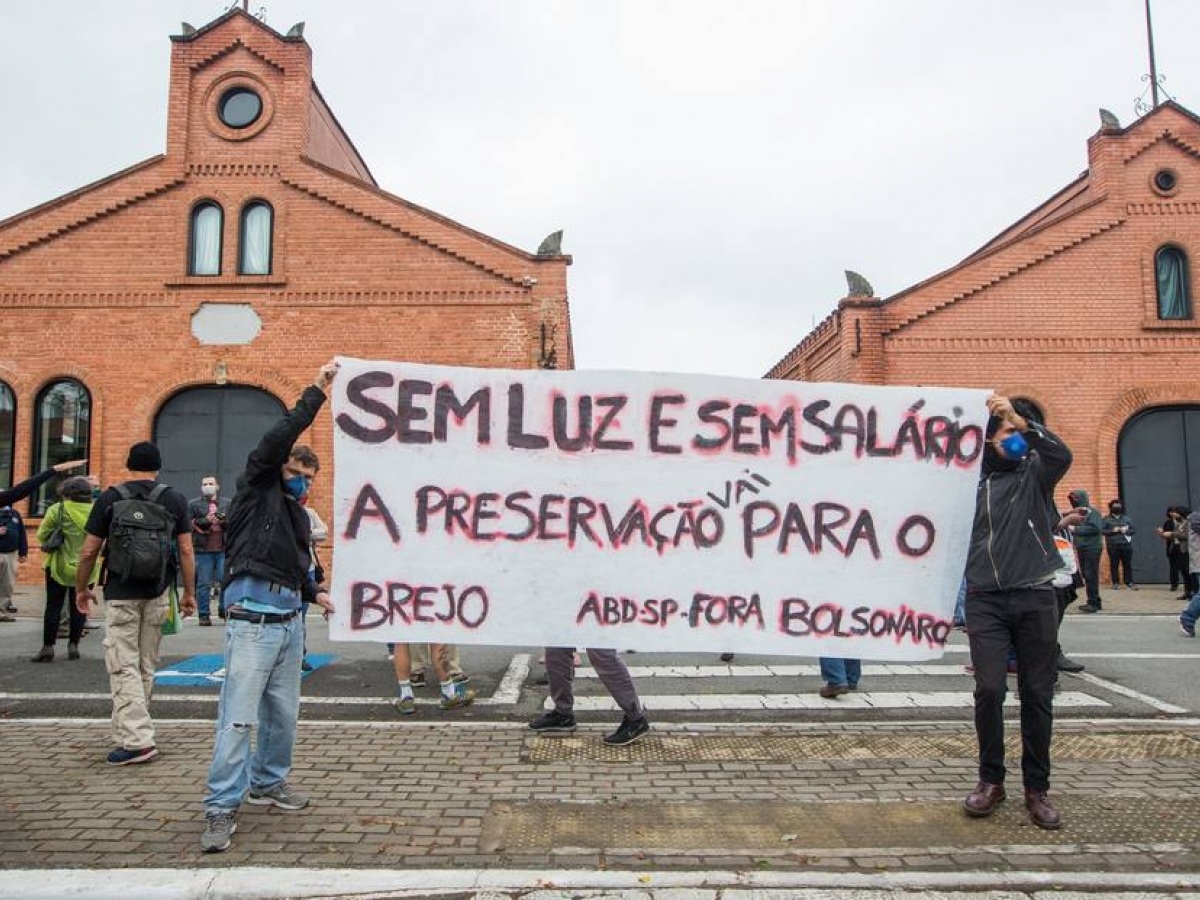 Protesters at the Cinemateca in São Paulo