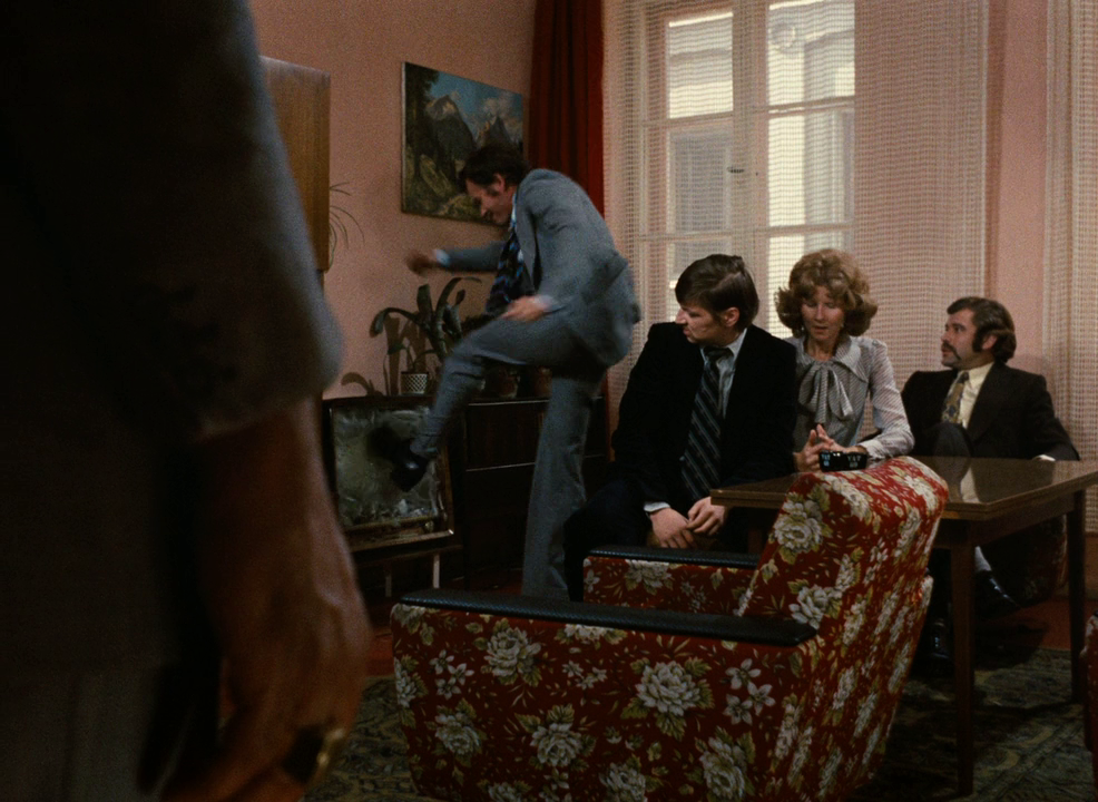 (1) Een televisie wordt ingestampt in Angst essen Seele auf (Rainer Werner Fassbinder, 1974)