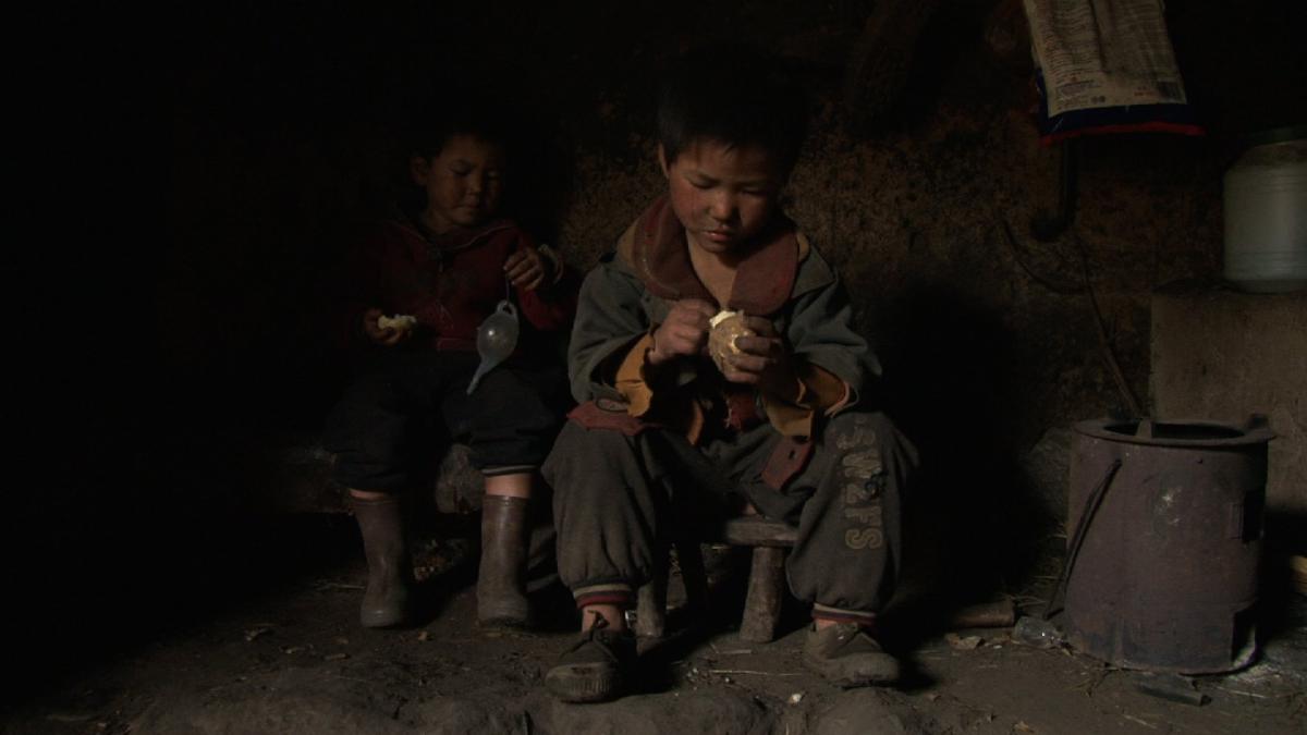 (2) San zimei [Three Sisters] (Wang Bing, 2012)